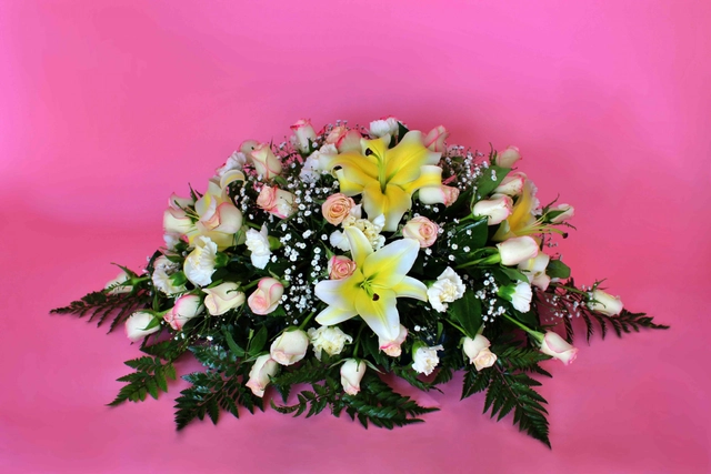 Arreglo floral con lilis y rosas