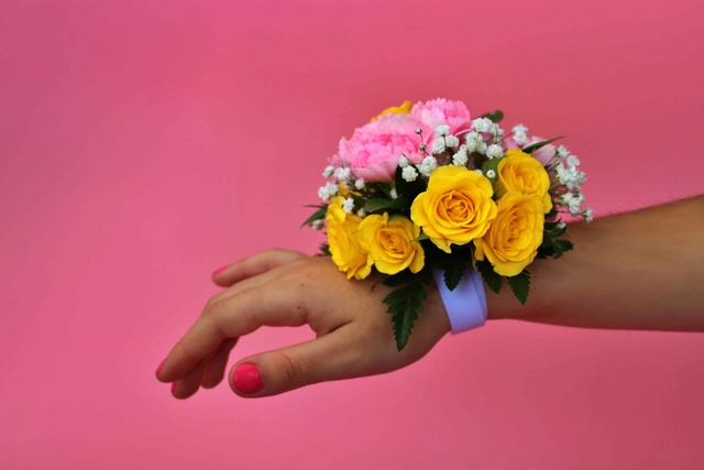 Pulsera con Claveles y Rosas