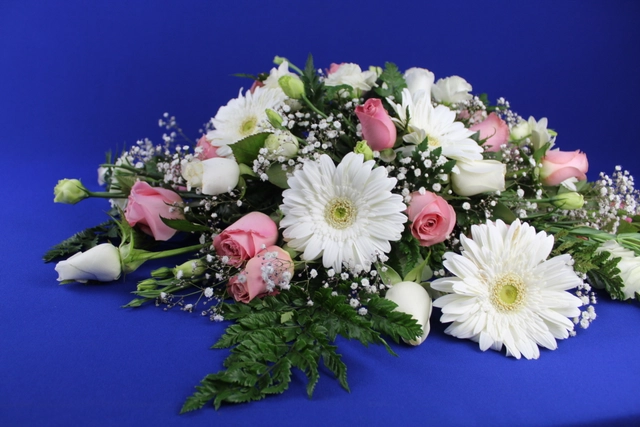 Centro de Mesa con Rosa Hermosa, Gerbera Blanca y Rosa Blanca