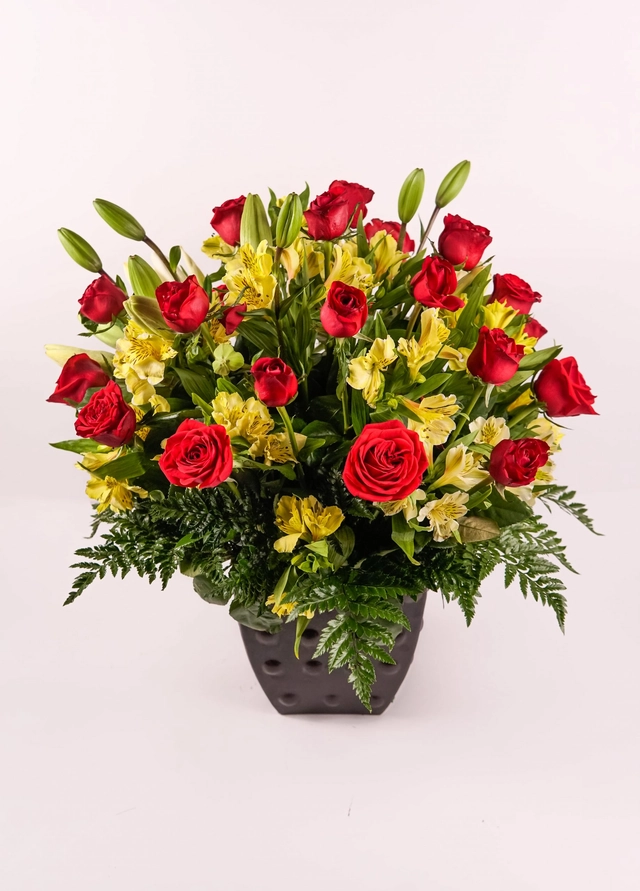 Combinación de 10 Lilium y 30 Rosas en Base de Barro