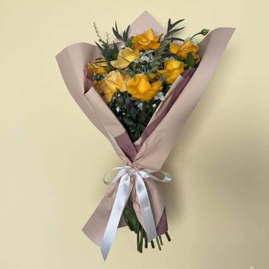 Ramo de 8 Rosas amarillas con un Licianthus Blanco