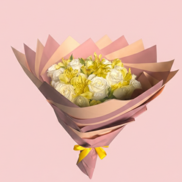 Ramo de 24 Rosas Blancas con Alstromelia Amarilla