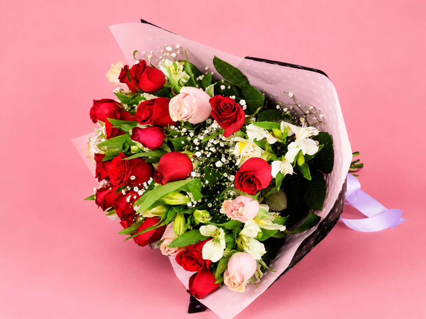 Ramo de 24 Rosas Multicolores con Alstromeria y Follaje