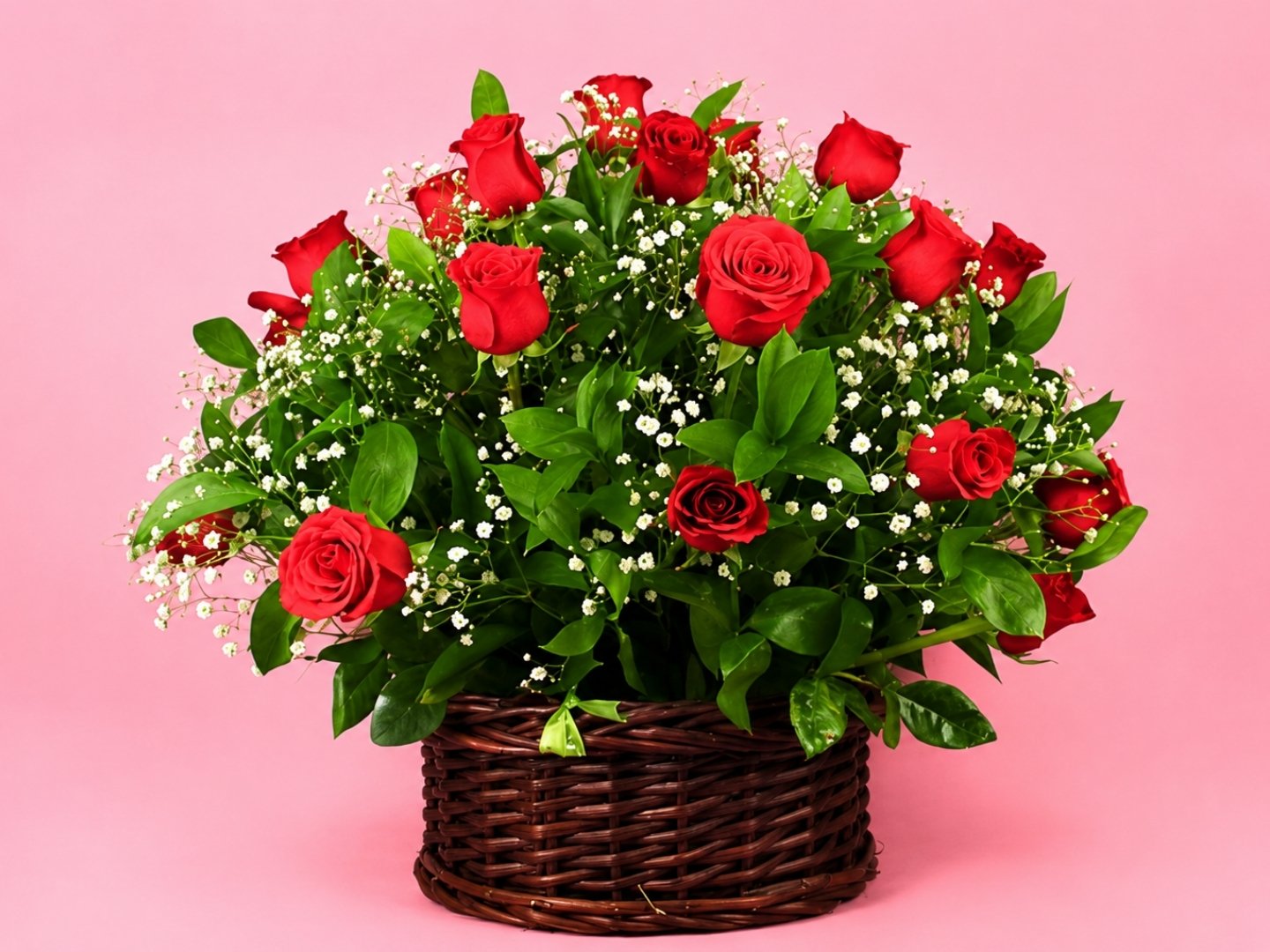 Canasta 24 Rosas, Ruscus y Gypsophilia